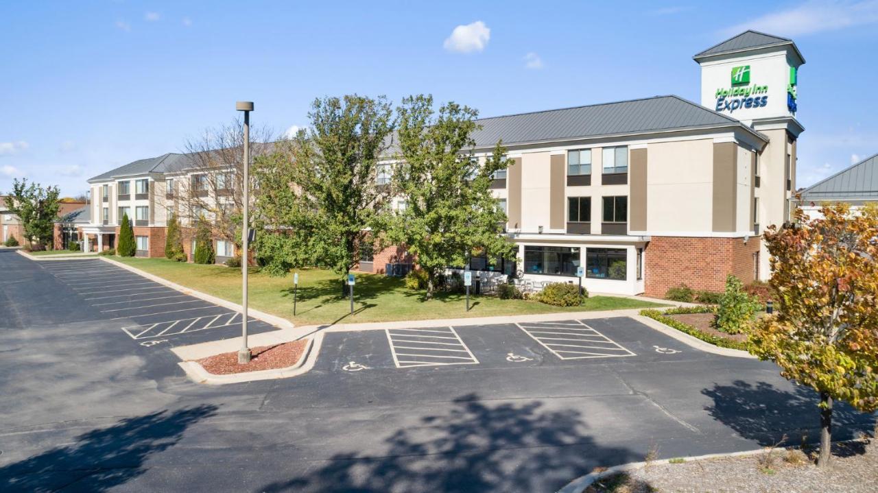 Holiday Inn Express - Delafield By Ihg Bagian luar foto