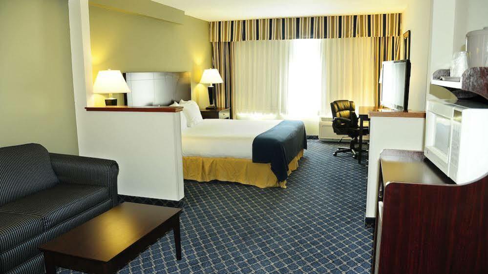 Holiday Inn Express - Delafield By Ihg Bagian luar foto