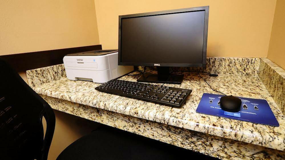 Holiday Inn Express - Delafield By Ihg Bagian luar foto