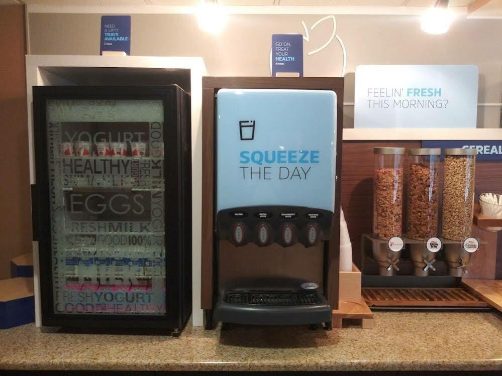 Holiday Inn Express - Delafield By Ihg Bagian luar foto