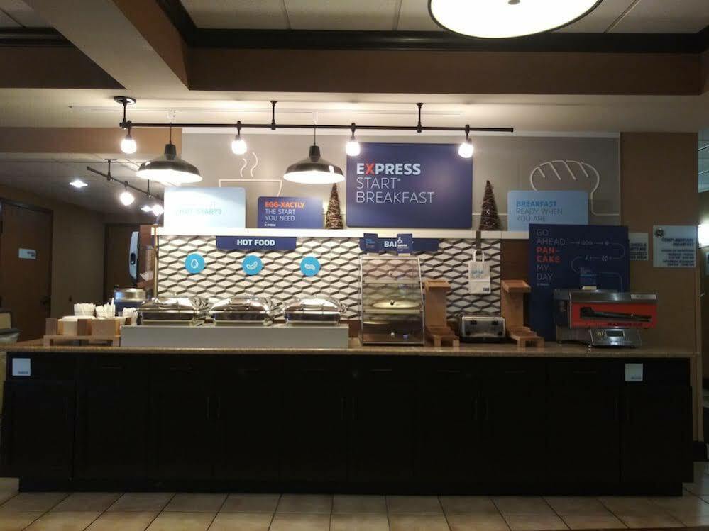 Holiday Inn Express - Delafield By Ihg Bagian luar foto
