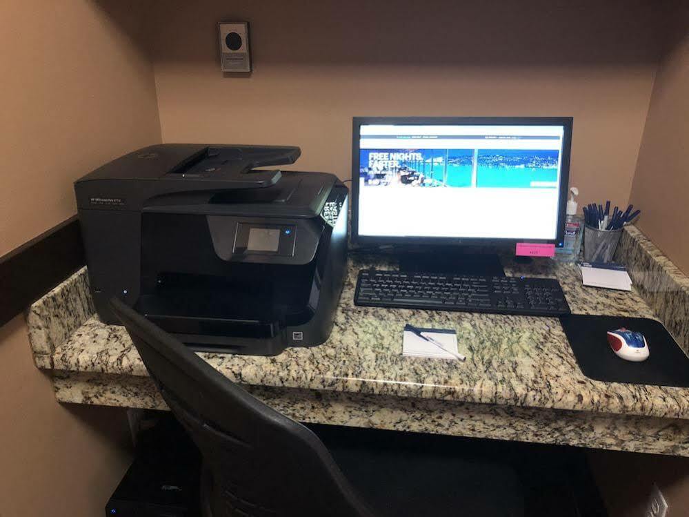 Holiday Inn Express - Delafield By Ihg Bagian luar foto